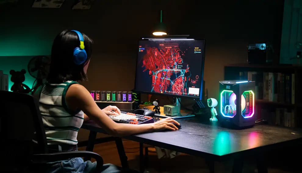 Postazione gaming con un Mini PC GEEKOM